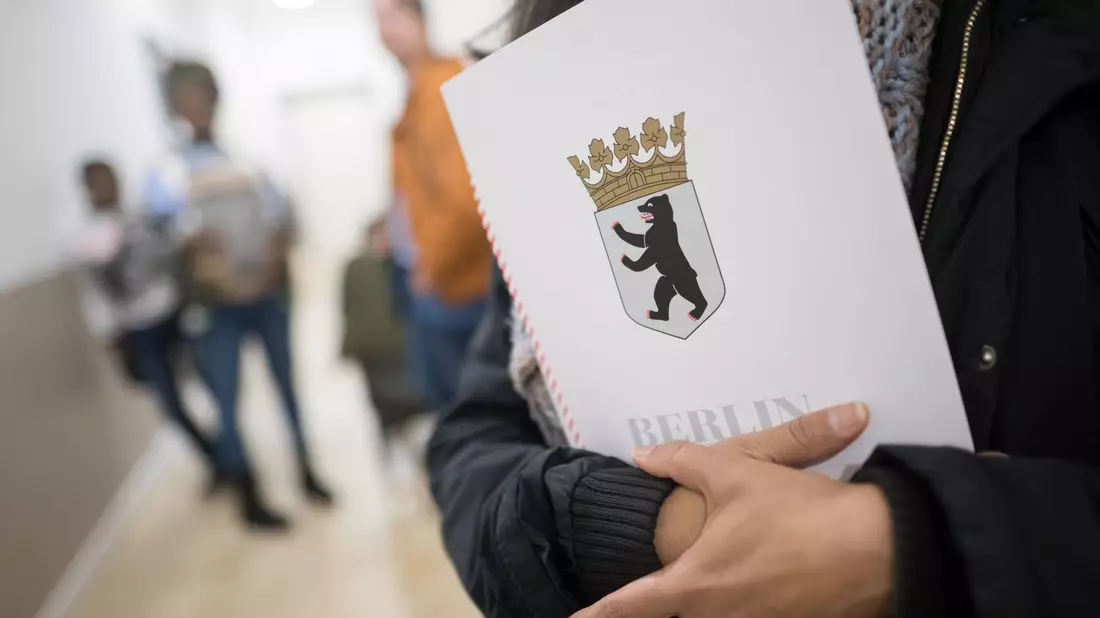 In Berlin gibt es seit Anfang 2024 eine zentrale Einbürgerungsstelle im Landesamt für Einwanderung. (Archivfoto) - Bild: Sebastian Gollnow/dpa