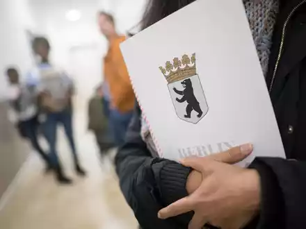 In Berlin gibt es seit Anfang 2024 eine zentrale Einbürgerungsstelle im Landesamt für Einwanderung. (Archivfoto) - Foto: Sebastian Gollnow/dpa