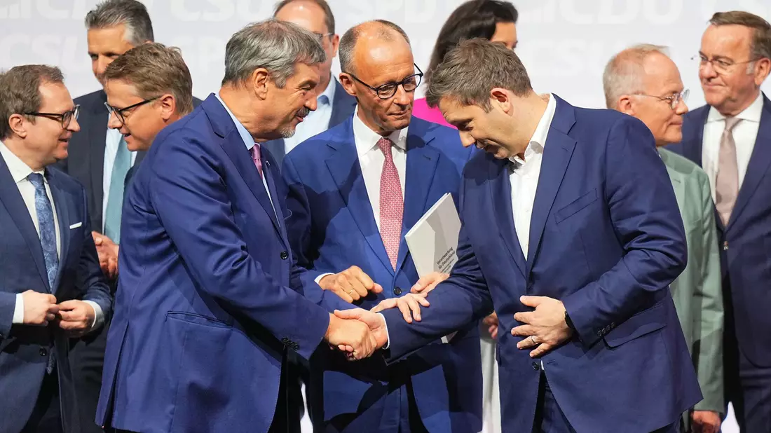 In ihrem Koalitionsvertrag haben sich CDU, CSU und SPD darauf geeinigt, die Einbürgerung für besonders gut integrierte Menschen nach drei Jahren wieder abzuschaffen. (Archivfoto) - Bild: Michael Kappeler/dpa