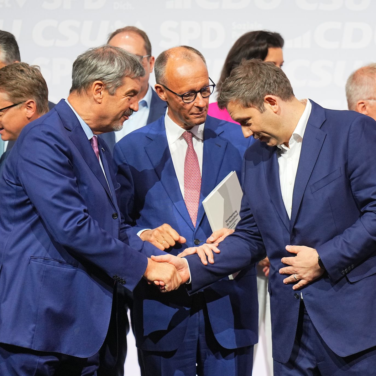 Bei der Unterzeichnung des Koalitionsvertrags im Mai war die Stimmung bei den Chefs der drei Regierungsparteien in der schwarz-roten Koalition noch gut. (Archivbild) - Foto: Michael Kappeler/dpa