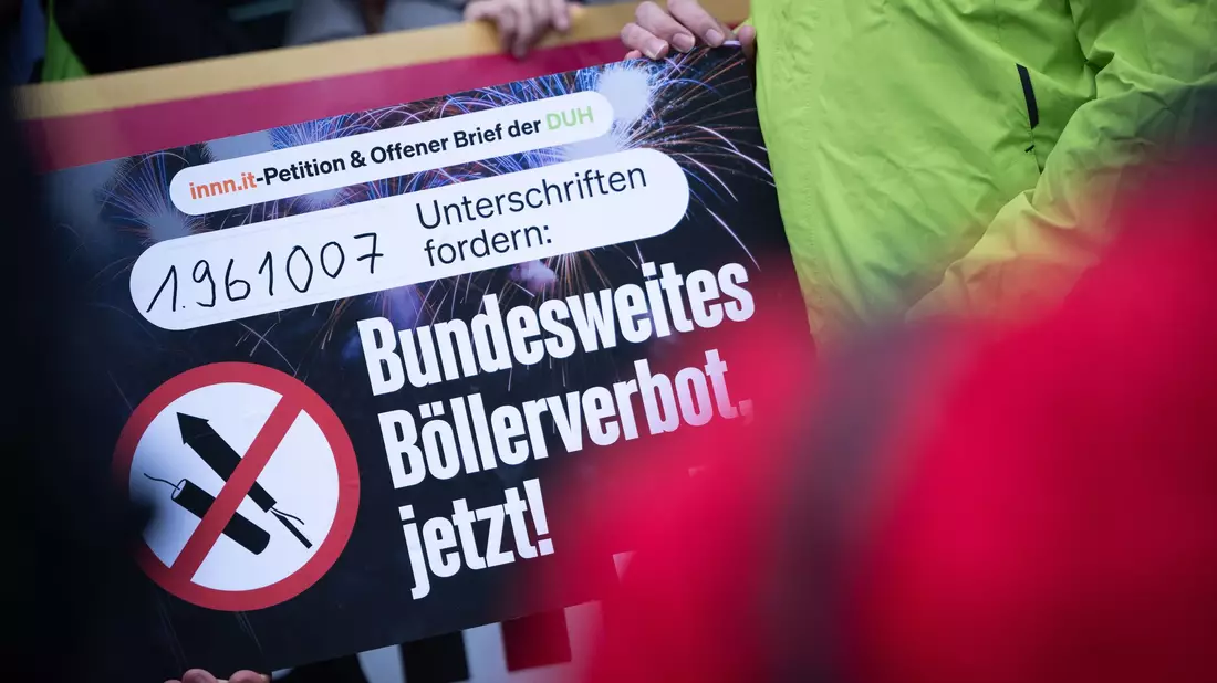 Auch Mitglieder der Gewerkschaft der Polizei setzen sich für ein bundesweites Böllerverbot ein. (Archivfoto) - Bild: Sebastian Gollnow/dpa
