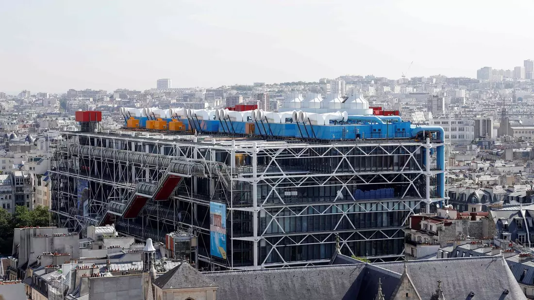 Blick auf das 1977 eröffnete Centre Pompidou in Paris. Das Museum schließt Ende 2025 wegen Renovierung bis voraussichtlich 2030. Die Arbeiten umfassen unter anderem die Entfernung von Asbest und die Installation neuer Aufzüge. - Bild: Francois Guillot/AFP/dpa