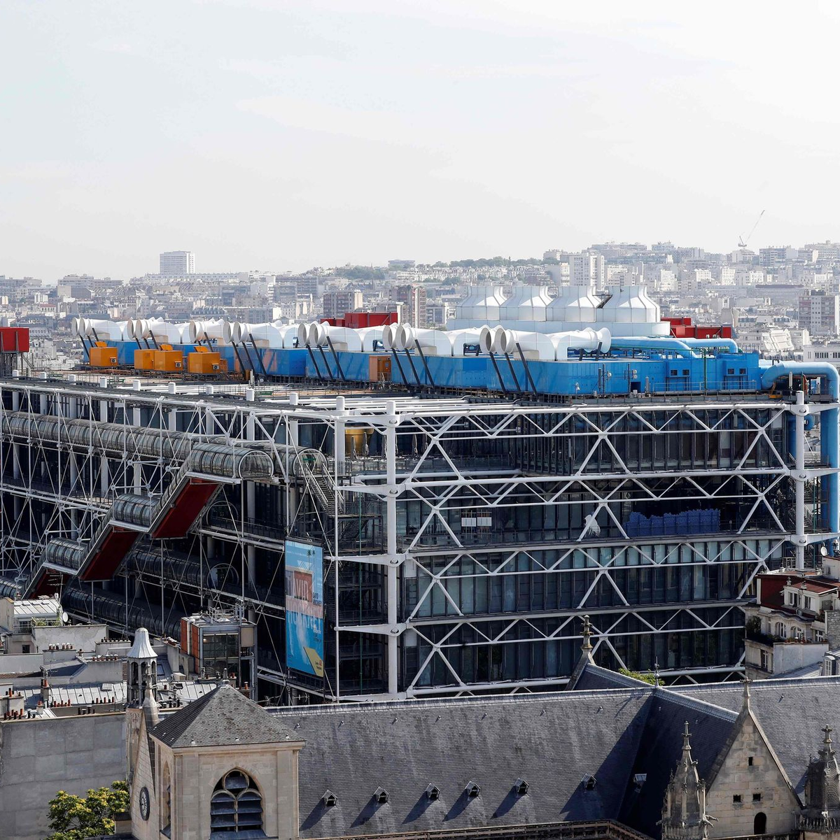 Blick auf das 1977 eröffnete Centre Pompidou in Paris. Das Museum schließt Ende 2025 wegen Renovierung bis voraussichtlich 2030. Die Arbeiten umfassen unter anderem die Entfernung von Asbest und die Installation neuer Aufzüge. - Foto: Francois Guillot/AFP/dpa