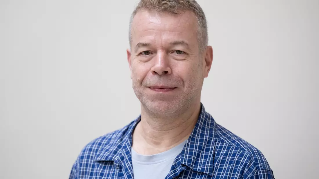 Der deutsche Fotograf und Künstler Wolfgang Tillmans im März in Dresden. - Bild: Sebastian Kahnert/dpa