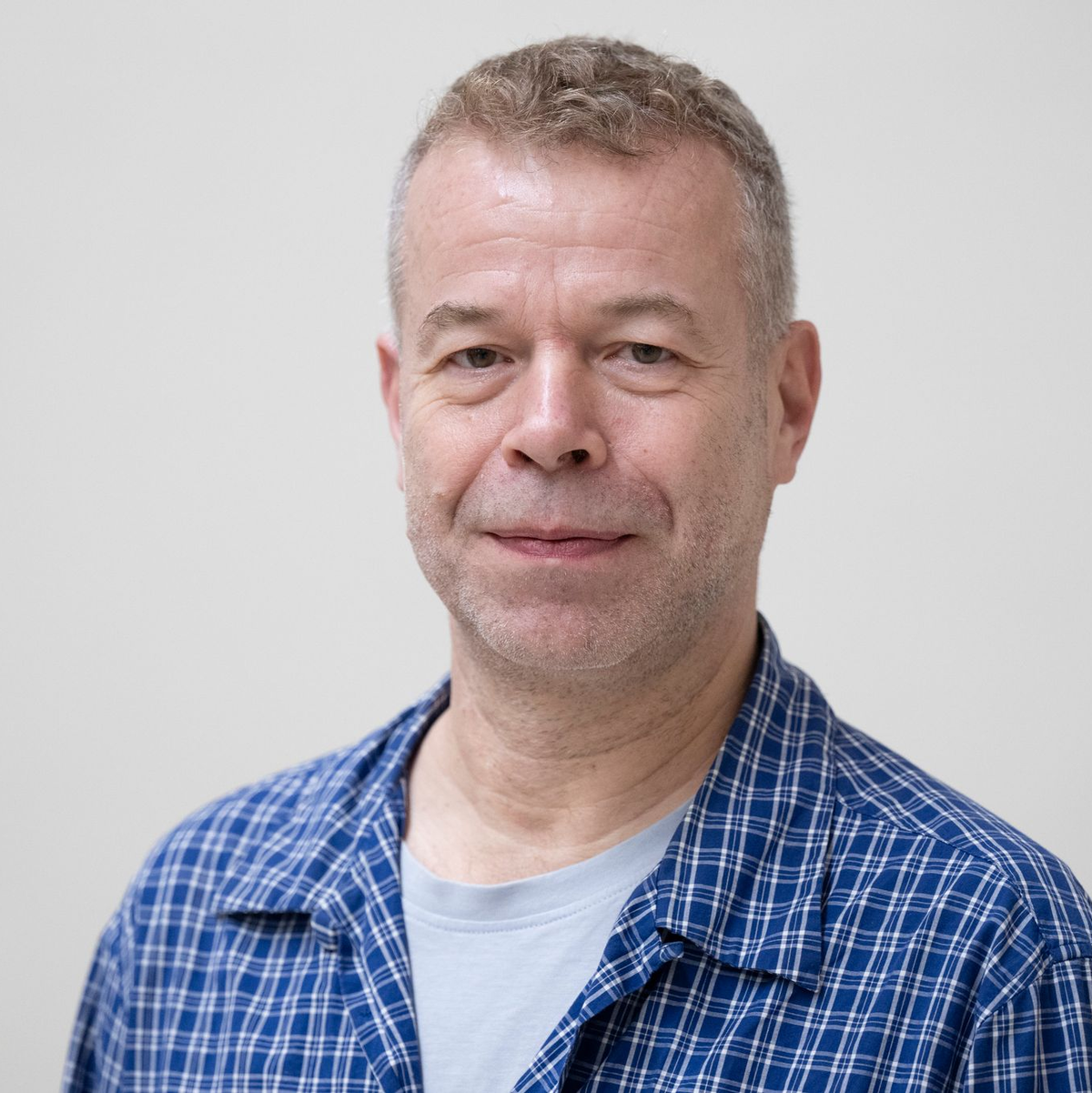 Der deutsche Fotograf und Künstler Wolfgang Tillmans im März in Dresden. - Foto: Sebastian Kahnert/dpa