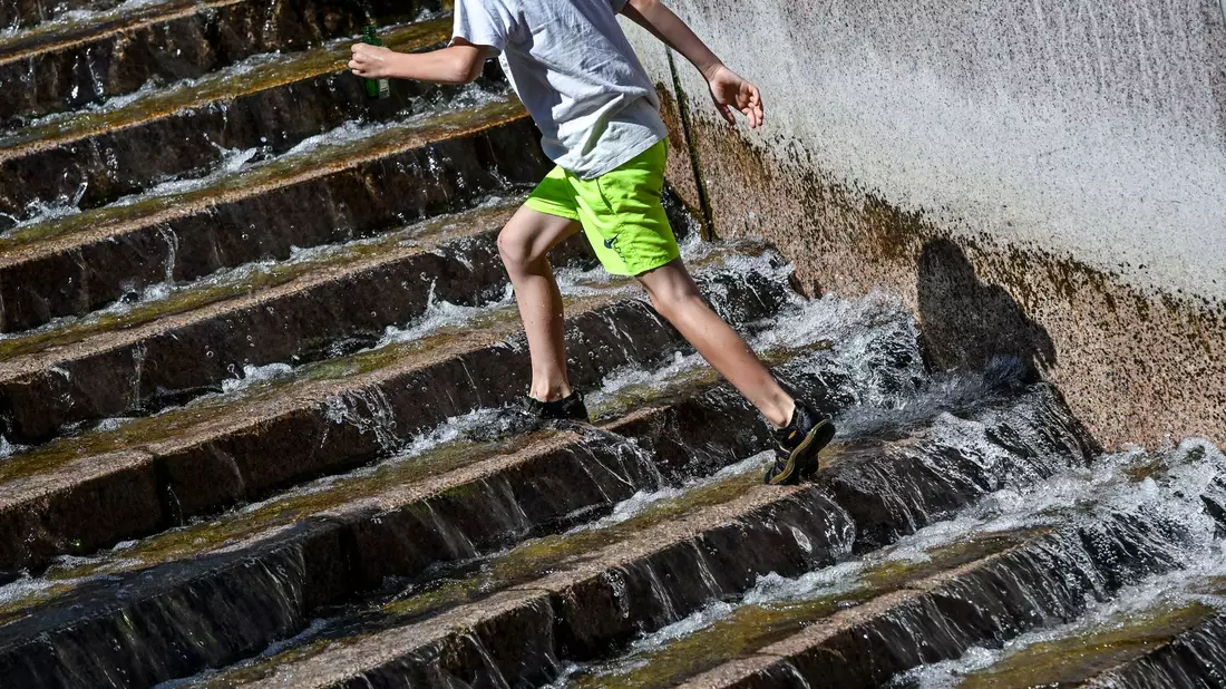 Bei Hitze ist auch einmal Abkühlung vonnöten. (Symbolbild) - Bild: Jens Kalaene/dpa