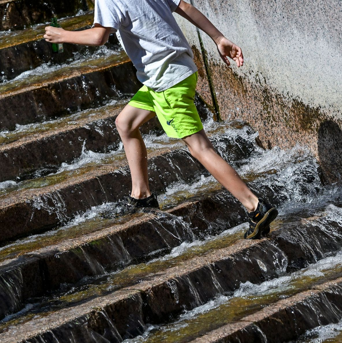 Bei Hitze ist auch einmal Abkühlung vonnöten. (Symbolbild) - Foto: Jens Kalaene/dpa