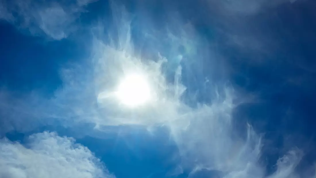 Sonne scheint an einem Sommertag. - Bild: Markus Scholz/dpa