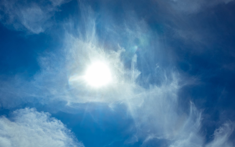 Sonne scheint an einem Sommertag. - Foto: Markus Scholz/dpa