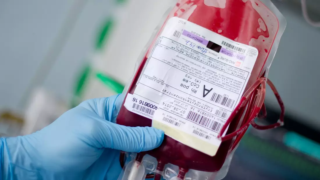 Pro Tag werden etwa 15.000 Blutspenden benötigt. (Archivbild) - Bild: Daniel Bockwoldt/dpa
