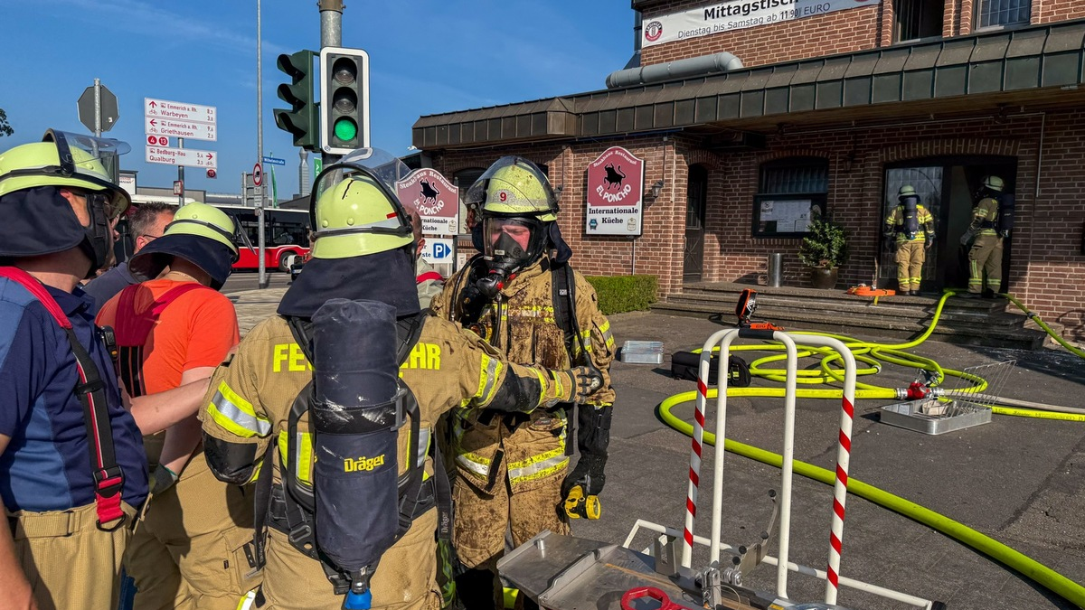 FW-KLE: Fettbrand im Kamin führt zu Großeinsatz in Klever Steakhouse - Foto: presseportal.de