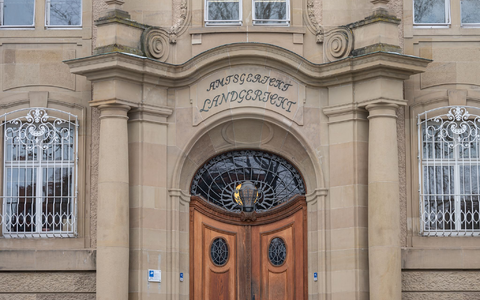 Ein Jugendlicher soll auf seinen Freund geschossen haben. Jetzt steht er vor Gericht. (Archivbild) - Foto: Silas Stein/dpa