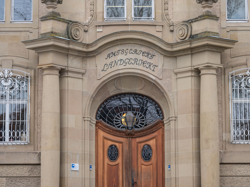Ein Jugendlicher soll auf seinen Freund geschossen haben. Jetzt steht er vor Gericht. (Archivbild) - Foto: Silas Stein/dpa