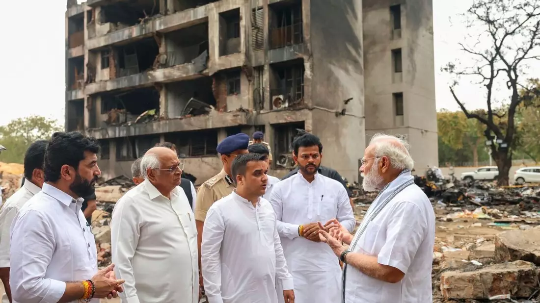 Im Gespräch mit Beamten und Bergungsteams machte sich Indiens Regierungschef ein Bild von der Lage. - Bild: Uncredited/Prime Minister Narendra Modi on X/AP/dpa