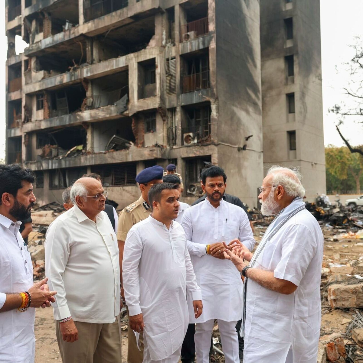 Premierminister Modi besucht den Unglücksort. - Foto: Uncredited/Prime Minister Narendra Modi on X/AP/dpa