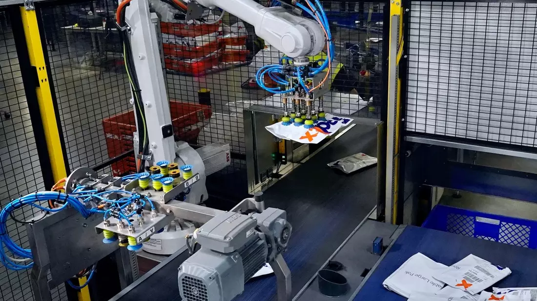 FedEx optimiert operative Prozesse am Luftfrachtstandort in Köln mit KI-gesteuertem Sortierroboter / Sortierroboter ist der erste seiner Art im europäischen FedEx Netzwerk - Bild: presseportal.de