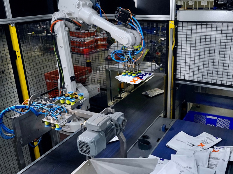 FedEx optimiert operative Prozesse am Luftfrachtstandort in Köln mit KI-gesteuertem Sortierroboter / Sortierroboter ist der erste seiner Art im europäischen FedEx Netzwerk - Foto: presseportal.de