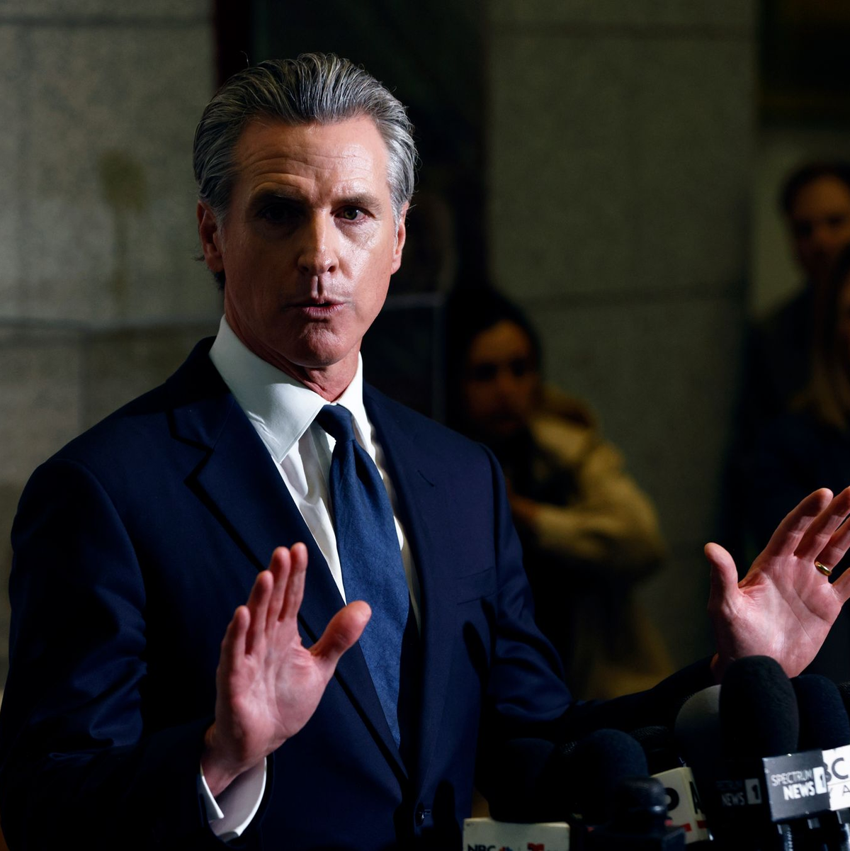 Trump müsse damit aufhören, sich wie ein Herrscher oder König aufzuführen, sagte Newsom auf einer Pressekonferenz.  - Foto: Santiago Mejia/San Francisco Chronicle/AP/dpa