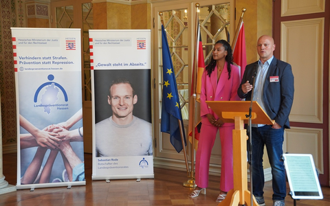 POL-KS: 'Love always wins' erhält besondere Anerkennung beim 14. Hessischen Präventionspreis - Foto: presseportal.de