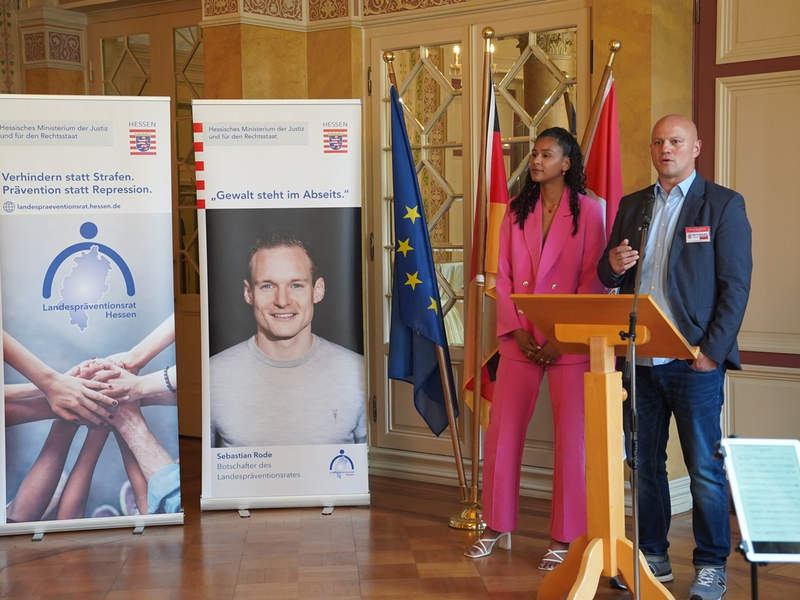 POL-KS: 'Love always wins' erhält besondere Anerkennung beim 14. Hessischen Präventionspreis - Foto: presseportal.de