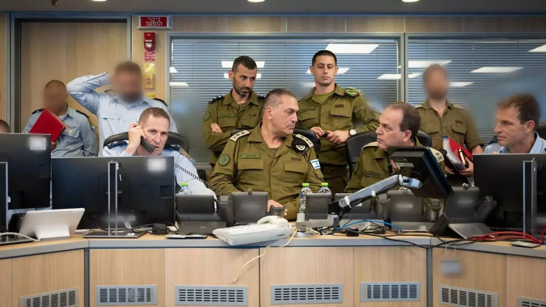Dieses von den Israelischen Verteidigungsstreitkräften (IDF) veröffentlichte Foto zeigt den israelischen Armeechef Eyal Zamir (M), der die IDF-Schläge gegen den Iran im Situationsraum der israelischen Luftwaffe in Israel überwacht. - Bild: IDF/XinHua/dpa