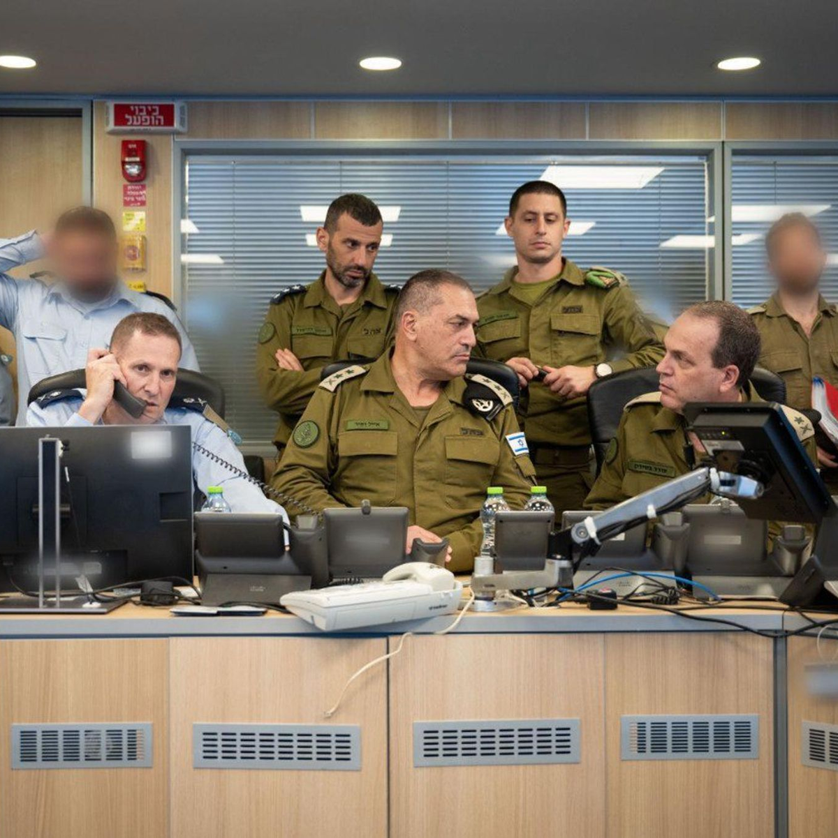 Dieses von den Israelischen Verteidigungsstreitkräften (IDF) veröffentlichte Foto zeigt den israelischen Armeechef Eyal Zamir (M), der die IDF-Schläge gegen den Iran im Situationsraum der israelischen Luftwaffe in Israel überwacht. - Foto: IDF/XinHua/dpa