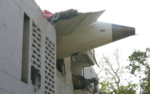 Trümmer der Boeing 787-8 Dreamliner ragen aus einem Gebäude.  - Foto: Ajit Solanki/AP/dpa