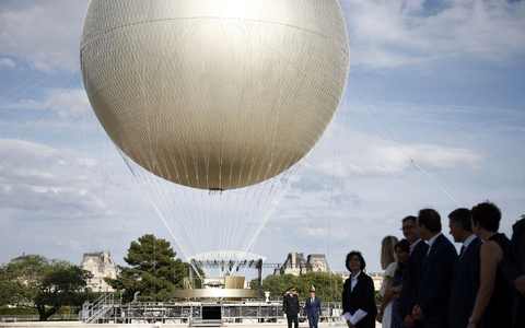 Vom 21. Juni an steigt der Olympia-Ballon in Paris wieder in den Abendhimmel. - Foto: Yoan Valat/Pool EPA/AP/dpa