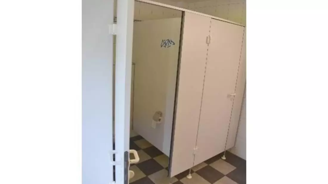POL-EL: Lathen - Toilette durch SV Meppen-Tags beschädigt - Zeugen gesucht - Bild: presseportal.de