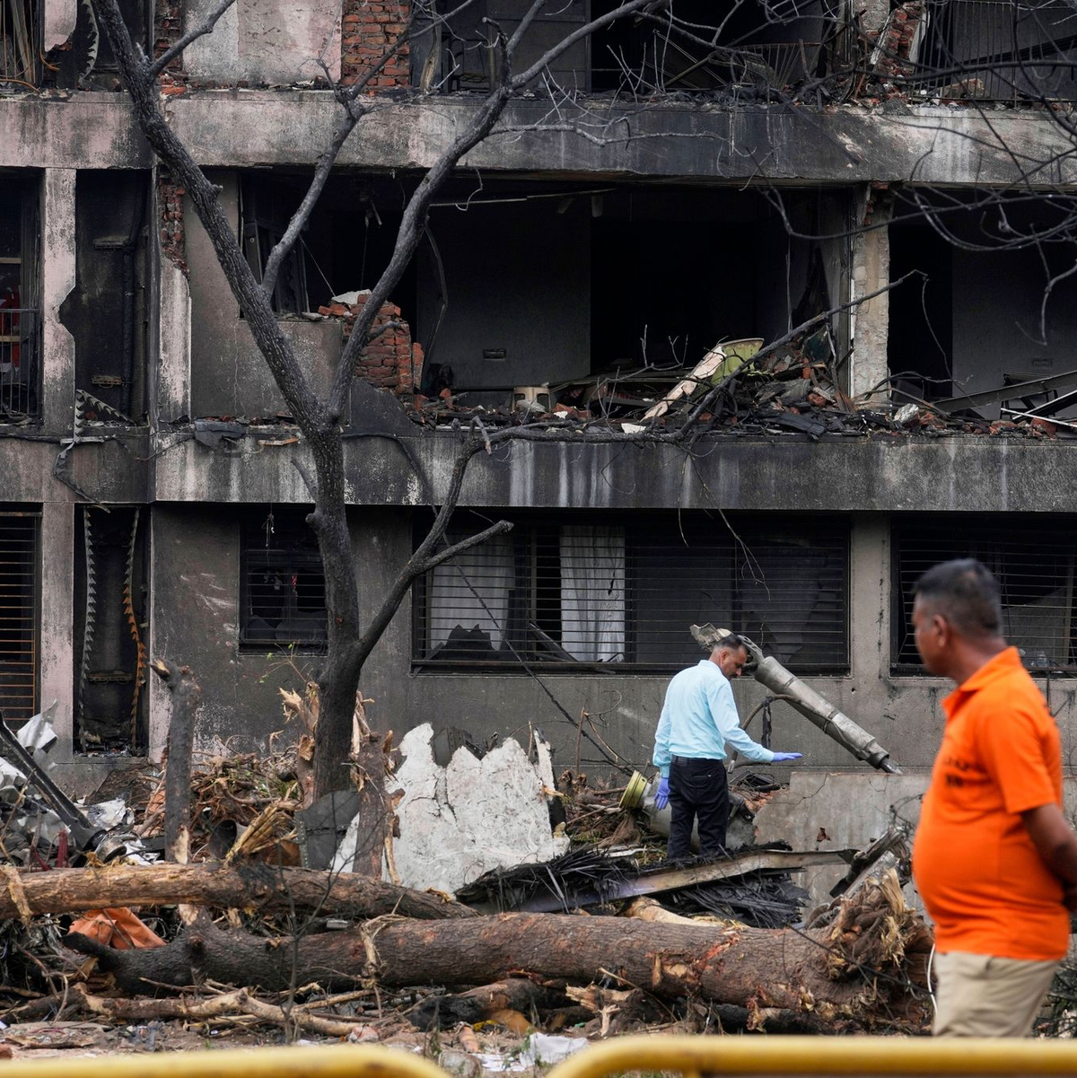 Beamte inspizieren die Absturzstelle der Maschine. - Foto: Rafiq Maqbool/AP/dpa