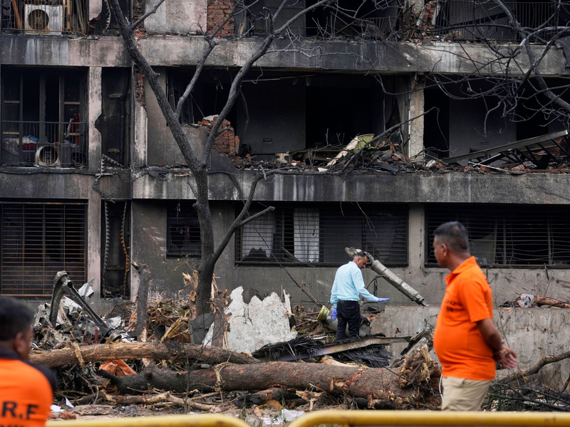 Das Flugzeug war kurz nach dem Start in ein Wohngebiet gestürzt. (Archivbild) - Foto: Rafiq Maqbool/AP/dpa