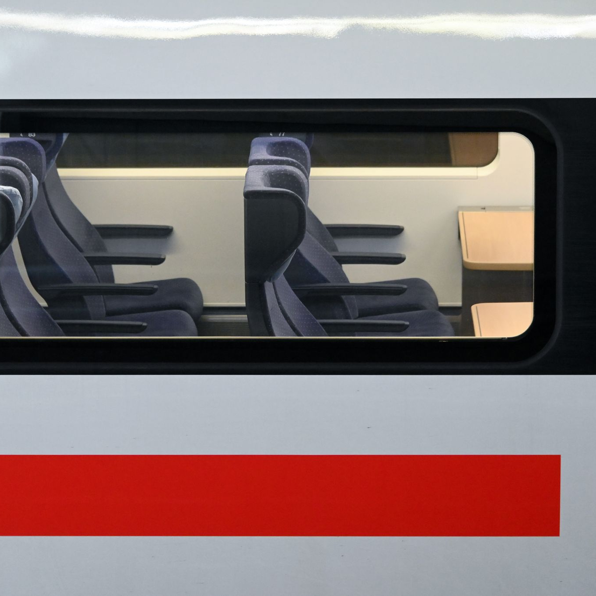 So leer sind die Fernzüge der Bahn selten. Eine Platzreservierung ist oft sinnvoll.  - Foto: Uwe Zucchi/dpa