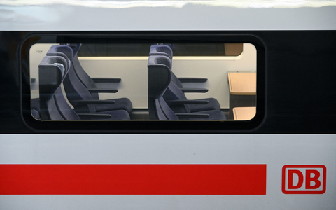 Sitzplatzreservierungen im Fernverkehr der Bahn sind zum Fahrplanwechsel am Sonntag teurer geworden. Die Familienreservierungen hat der Konzern zudem trotz aller Kritik abgeschafft. (Archivbild) - Foto: Uwe Zucchi/dpa Sitzplatzreservierungen im Fernverkehr der Bahn sind zum Fahrplanwechsel am Sonntag teurer geworden. Die Familienreservierungen hat der Konzern zudem trotz aller Kritik abgeschafft. (Archivbild) - Foto: Uwe Zucchi/dpa