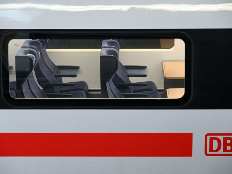 Sitzplatzreservierungen im Fernverkehr der Bahn sind zum Fahrplanwechsel am Sonntag teurer geworden. Die Familienreservierungen hat der Konzern zudem trotz aller Kritik abgeschafft. (Archivbild) - Foto: Uwe Zucchi/dpa