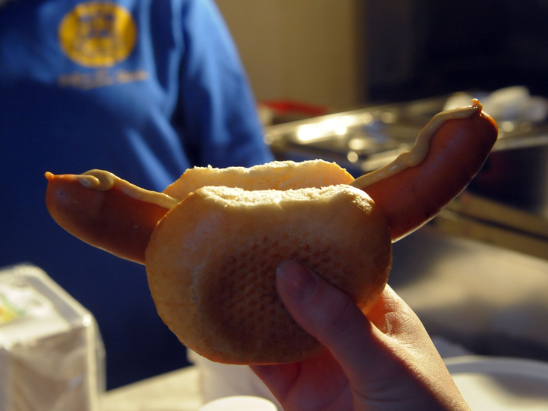 Wegen einer Bockwurst-Bestellung konnte der betrunkene Fahrer gestellt werden. (Symbolbild) - Foto: picture alliance / ZB