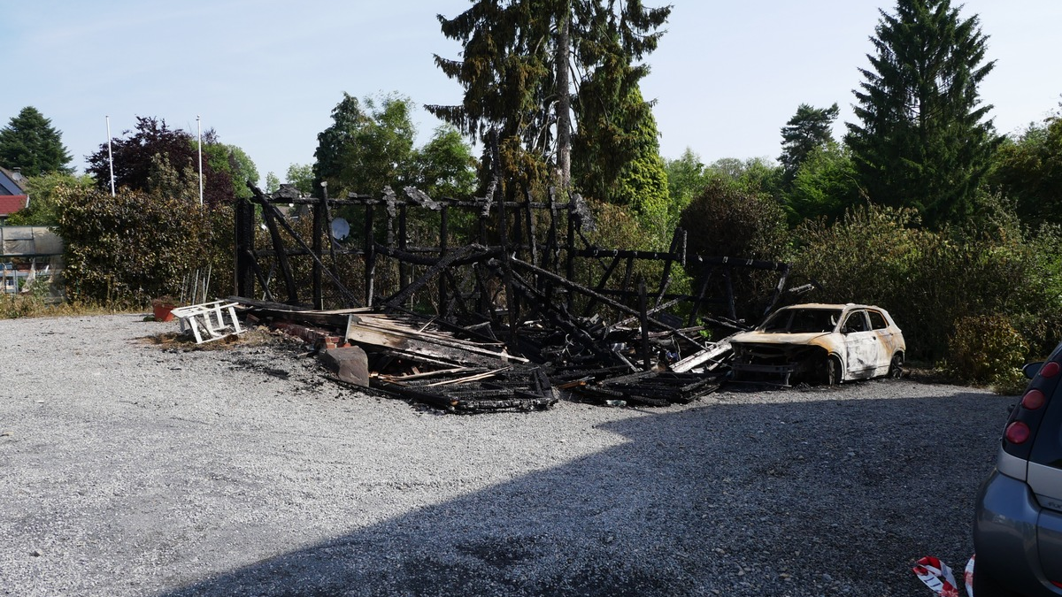 POL-RBK: Wermelskirchen - Brand eines Pkw mit hohen Folgeschäden - Foto: presseportal.de