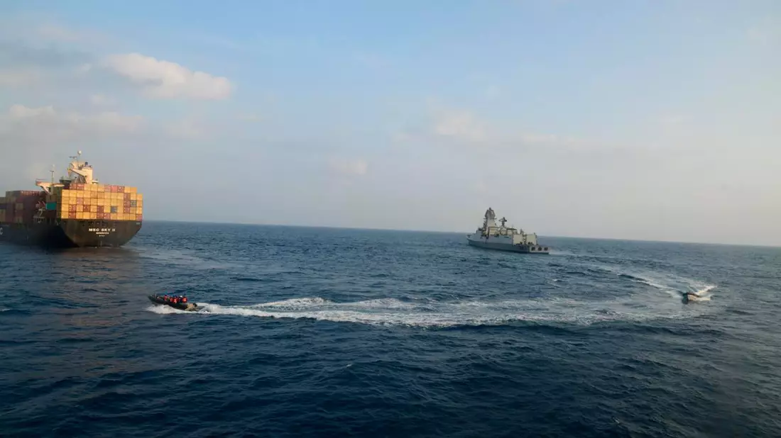 Ein Containerschiff ist im März 2024 im Golf von Aden, südöstlich der jemenitischen Stadt Aden, beschossen worden. (Archivbild)  - Bild: Uncredited/Indian Navy on X/AP/dpa