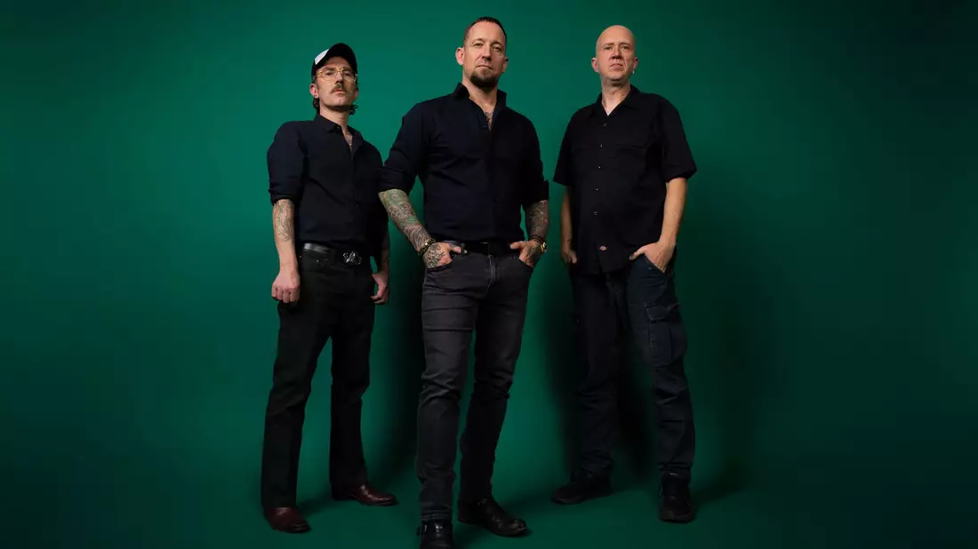 Die dänische Metal-Band Volbeat eroberte Platz eins der Charts. - Bild: Brittany Bowman/Universal Music/dpa
