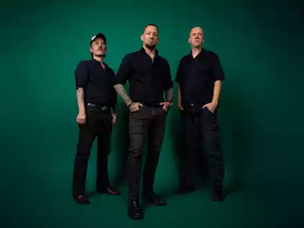 Die dänische Metal-Band Volbeat eroberte Platz eins der Charts. - Foto: Brittany Bowman/Universal Music/dpa