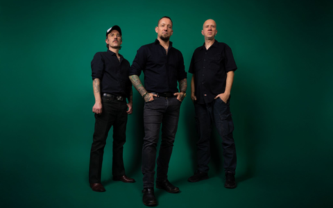 Die dänische Metal-Band Volbeat eroberte Platz eins der Charts. - Foto: Brittany Bowman/Universal Music/dpa