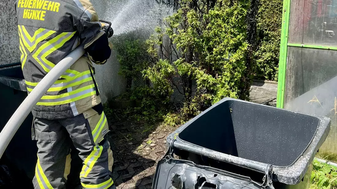 FW Hünxe: Heckenbrand gegenüber der Feuerwache - Bild: presseportal.de