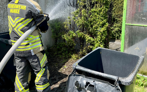 FW Hünxe: Heckenbrand gegenüber der Feuerwache - Foto: presseportal.de