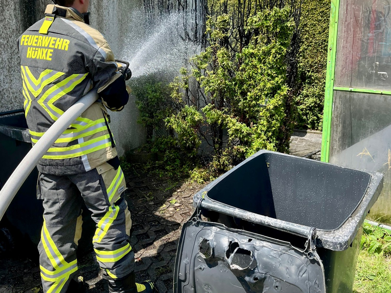 FW Hünxe: Heckenbrand gegenüber der Feuerwache - Foto: presseportal.de