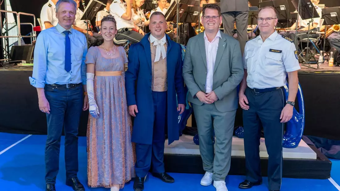 POL-HPE: Startschuss in Bad Vilbel - Staatssekretär Martin Rößler eröffnet Polizei Bistro auf dem 62. Hessentag - Bild: presseportal.de