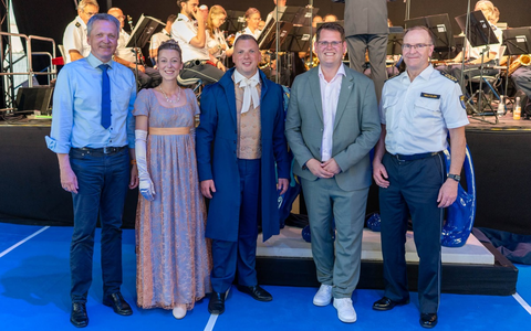 POL-HPE: Startschuss in Bad Vilbel - Staatssekretär Martin Rößler eröffnet Polizei Bistro auf dem 62. Hessentag - Foto: presseportal.de POL-HPE: Startschuss in Bad Vilbel - Staatssekretär Martin Rößler eröffnet Polizei Bistro auf dem 62. Hessentag - Foto: presseportal.de