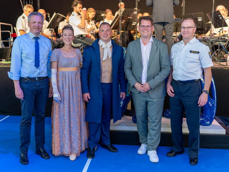 POL-HPE: Startschuss in Bad Vilbel - Staatssekretär Martin Rößler eröffnet Polizei Bistro auf dem 62. Hessentag - Foto: presseportal.de