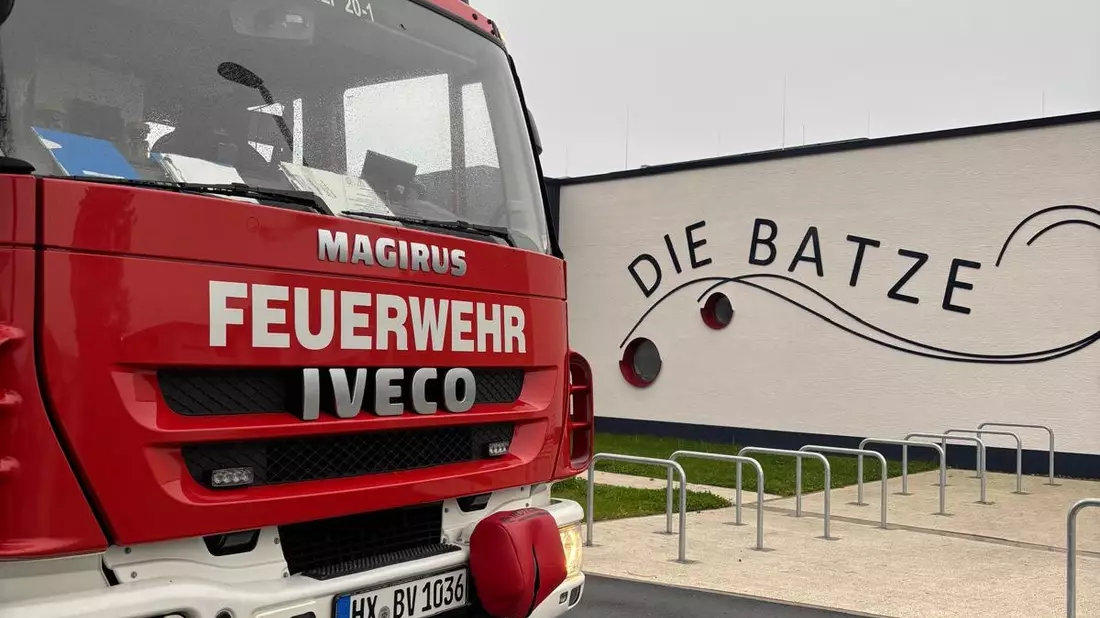 FW Beverungen: Feuerwehr Beverungen übt den Ernstfall im Freibad / Atemschutzträger trainieren unter realistischen Bedingungen - Bild: presseportal.de
