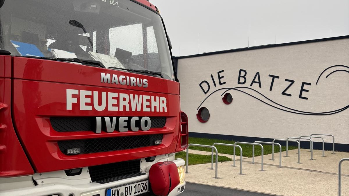 FW Beverungen: Feuerwehr Beverungen übt den Ernstfall im Freibad / Atemschutzträger trainieren unter realistischen Bedingungen - Foto: presseportal.de
