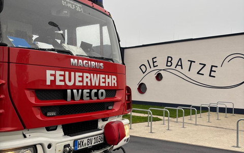 FW Beverungen: Feuerwehr Beverungen übt den Ernstfall im Freibad / Atemschutzträger trainieren unter realistischen Bedingungen - Foto: presseportal.de FW Beverungen: Feuerwehr Beverungen übt den Ernstfall im Freibad / Atemschutzträger trainieren unter realistischen Bedingungen - Foto: presseportal.de