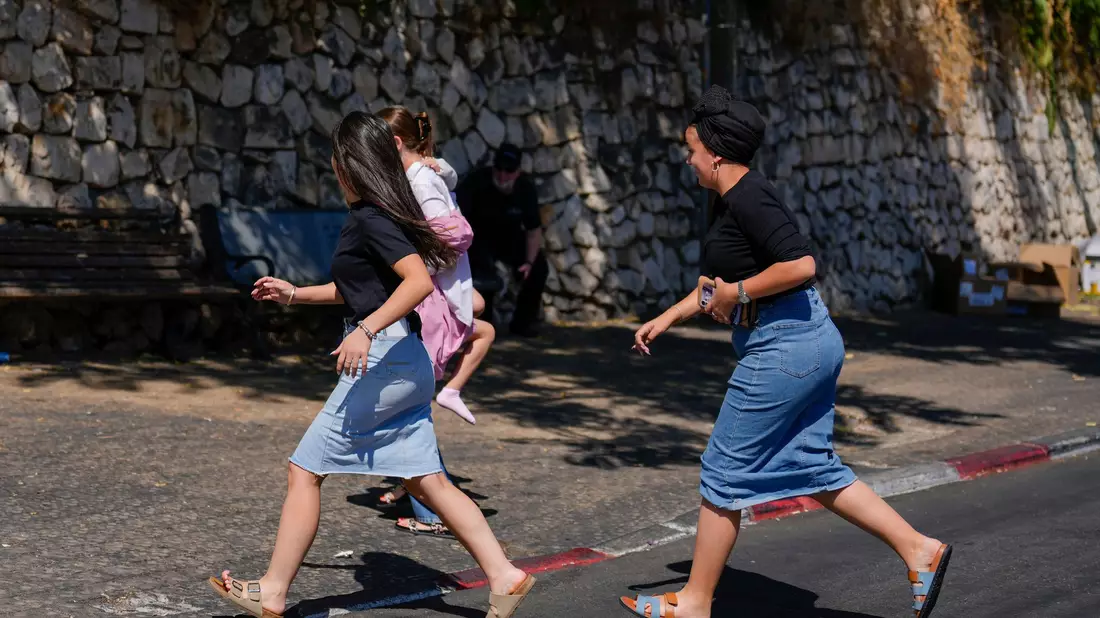 In mehreren Teilen Israels wurde Luftalarm ausgelöst. - Bild: Ariel Schalit/AP/dpa